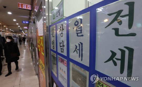 서울 시내 한 부동산 중개업소에 전월세 상담 등이 적힌 안내문이 부착돼있다. 연합뉴스